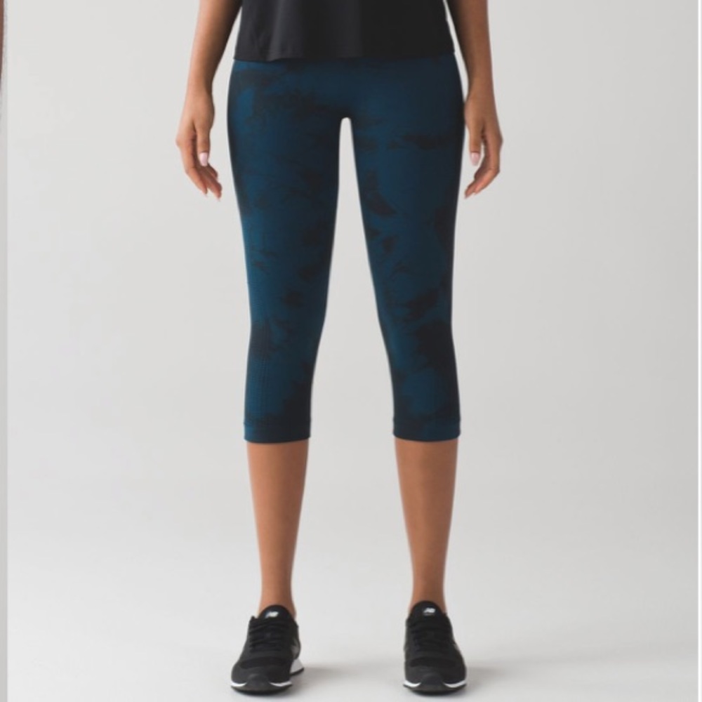 Lululemon Flow & Go Crop. Tie-dye grey and black 2